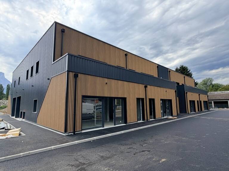 Local à vendre CHIGNIN (73) - 106,21 M2 en duplex avec stationnements — photo 1