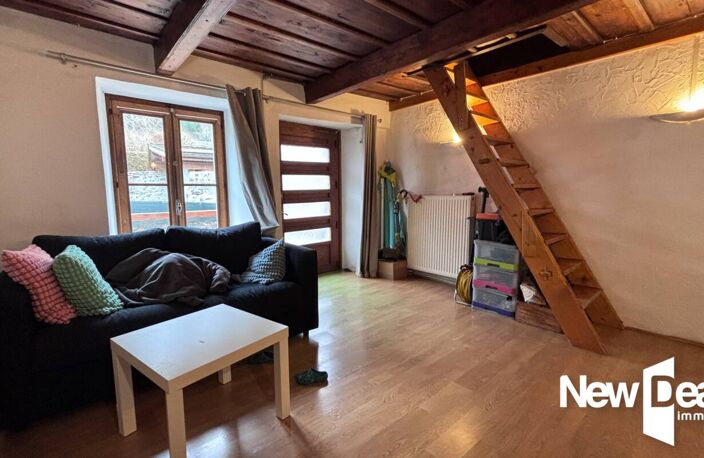 GRAND APPARTEMENT DANS MAISON DE PAYS avec travaux à réaliser  - 4 pièces - 3 CHAMBRES - TERRASSE- 2 places de parking Extérieures — photo 4
