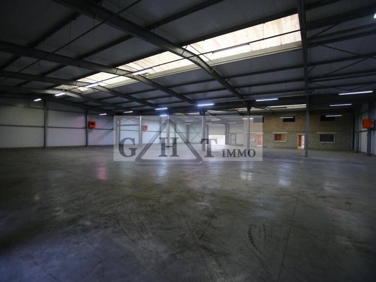 BÂTIMENT INDÉPENDANT À VENDRE — photo 1