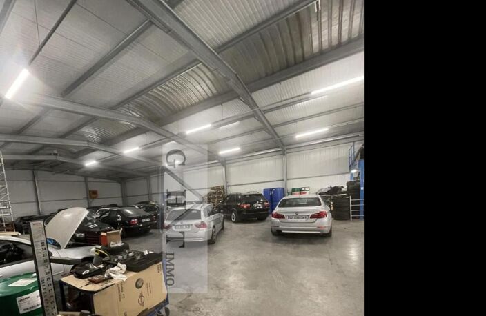 BÂTIMENT INDÉPENDANT À VENDRE — photo 2