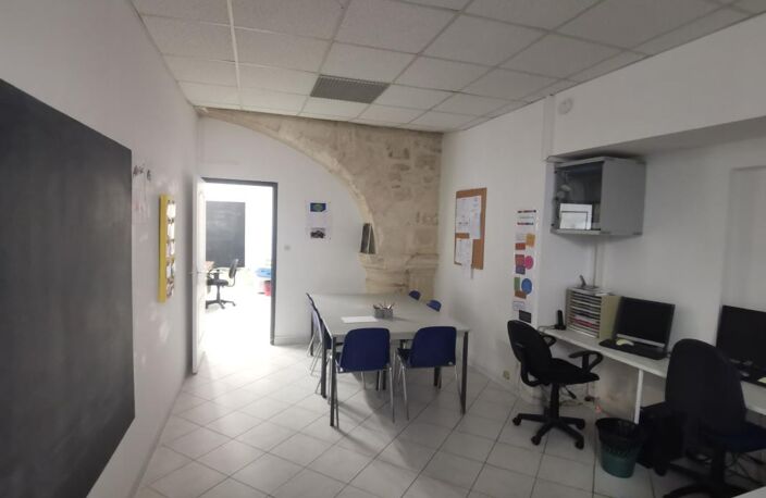 Local commercial en centre ville de Beaucaire — photo 2