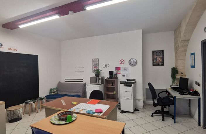 Local commercial en centre ville de Beaucaire — photo 3