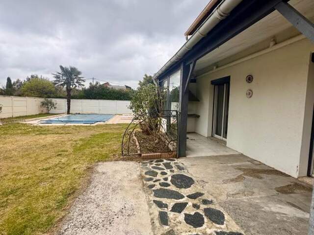 T4 de 125 m² plain pied  avec piscine et 600m² de jardin — photo du bien