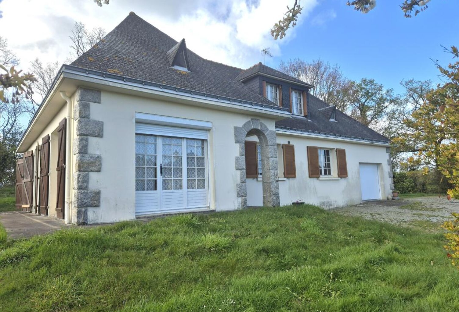  Maison familiale indépendante – 130 m² – 5 chambres – Grand terrain boisé — photo 1
