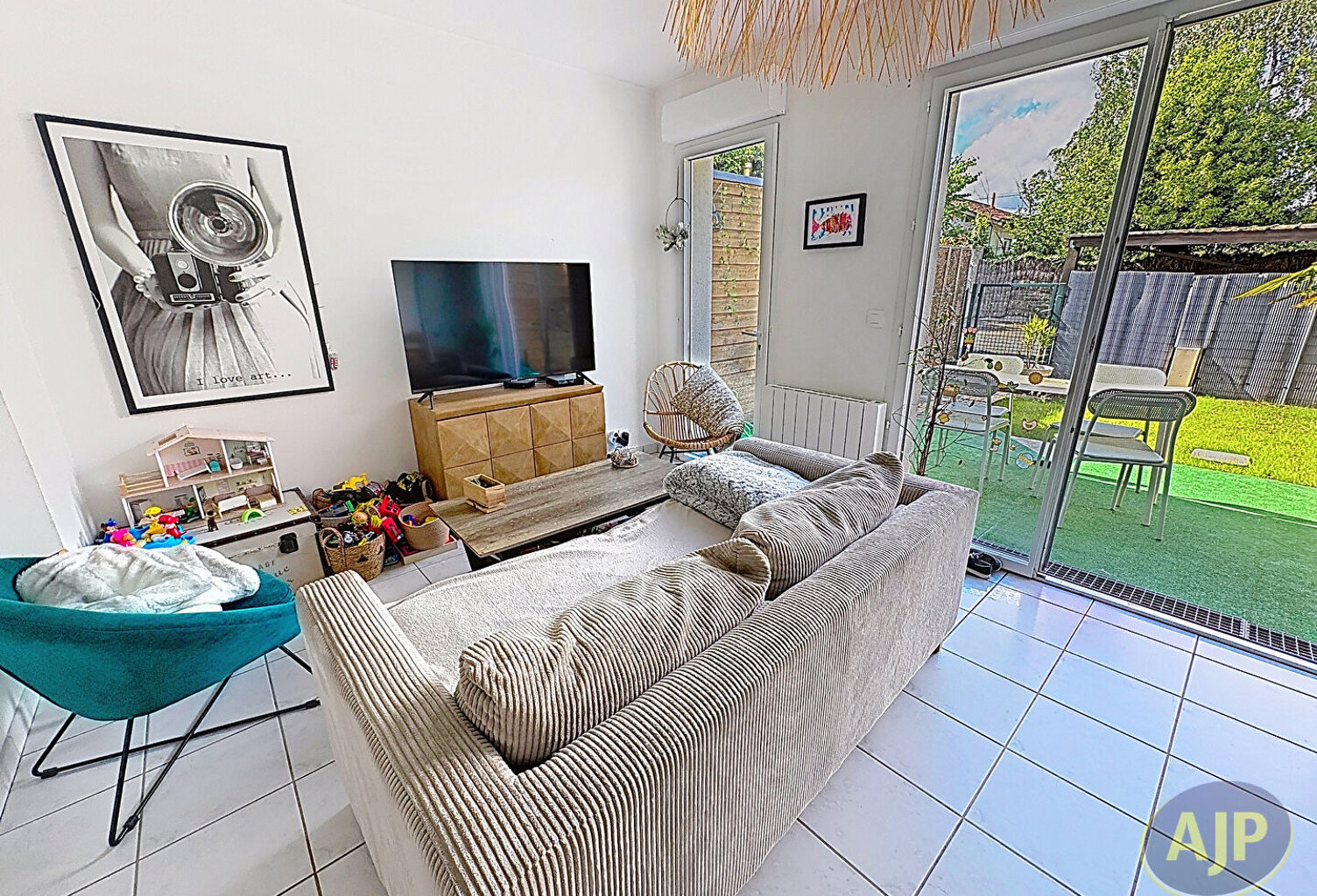 Maison avec jardin et places de parking — photo 1