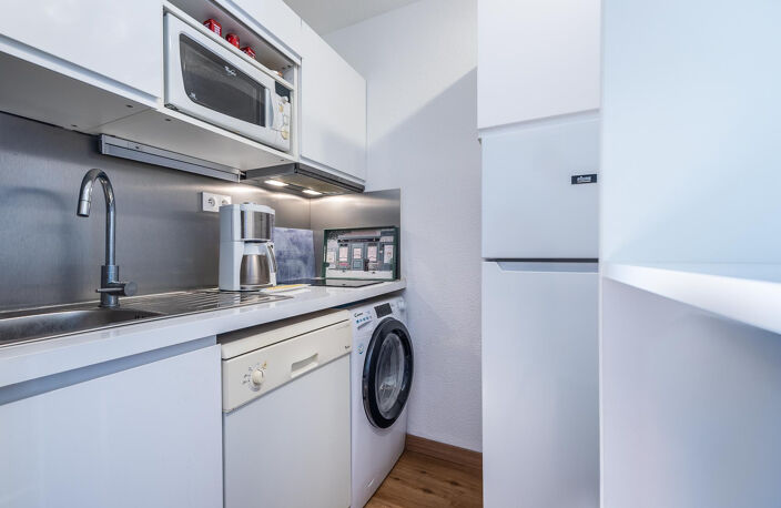 VEND DERNIER ETAGE STUDIO CABINE FACE MER AVEC CELLIER A L'E — photo 3