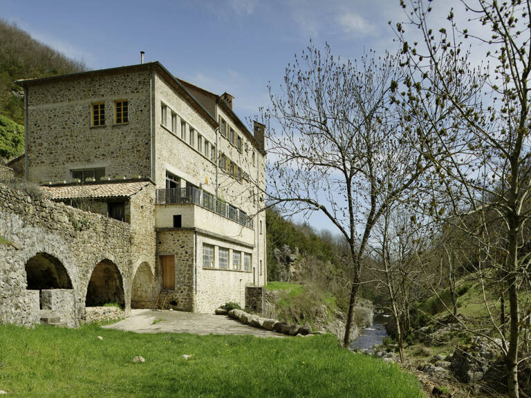 Ardèche - Ancien moulinage en pierres dans la vallée de l'Auzène - 6 logements - une grande salle 232m² - dépendance - piscine - rivière au pied — photo 1
