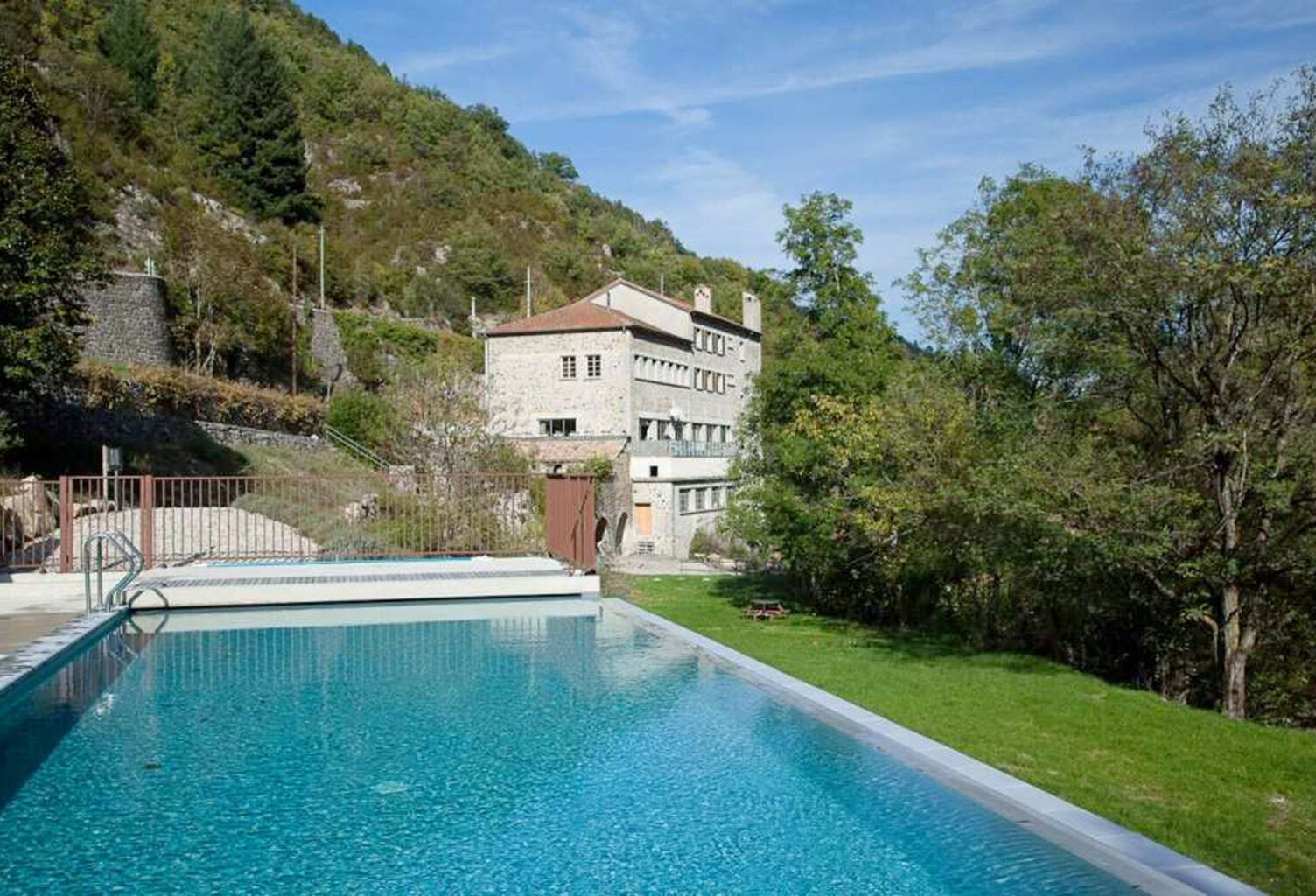 Ardèche - Ancien moulinage en pierres dans la vallée de l'Auzène - 6 logements - une grande salle 232m² - dépendance - piscine - rivière au pied — photo 1