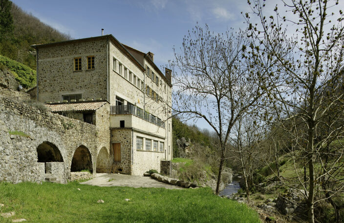 Ardèche - Ancien moulinage en pierres dans la vallée de l'Auzène - 6 logements - une grande salle 232m² - dépendance - piscine - rivière au pied — photo 2