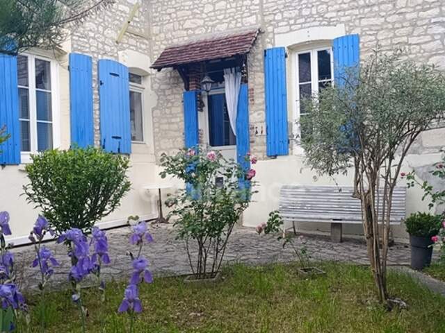 Virginie MASSON Capifrance vous propose, à NEUILLY, longère en pierre de 149m², 3 chambres, grenier aménageable et terrain sans vis à vis — photo du bien
