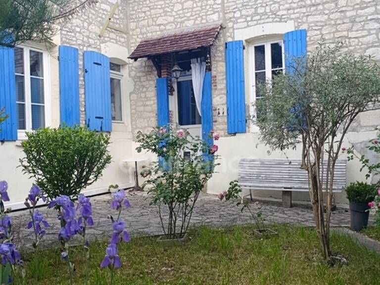 Virginie MASSON Capifrance vous propose, à NEUILLY, longère en pierre de 149m², 3 chambres, grenier aménageable et terrain sans vis à vis — photo 1