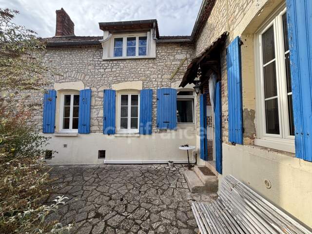 Virginie MASSON Capifrance vous propose, à NEUILLY, longère en pierre de 149m², 3 chambres, grenier aménageable et terrain sans vis à vis — photo du bien