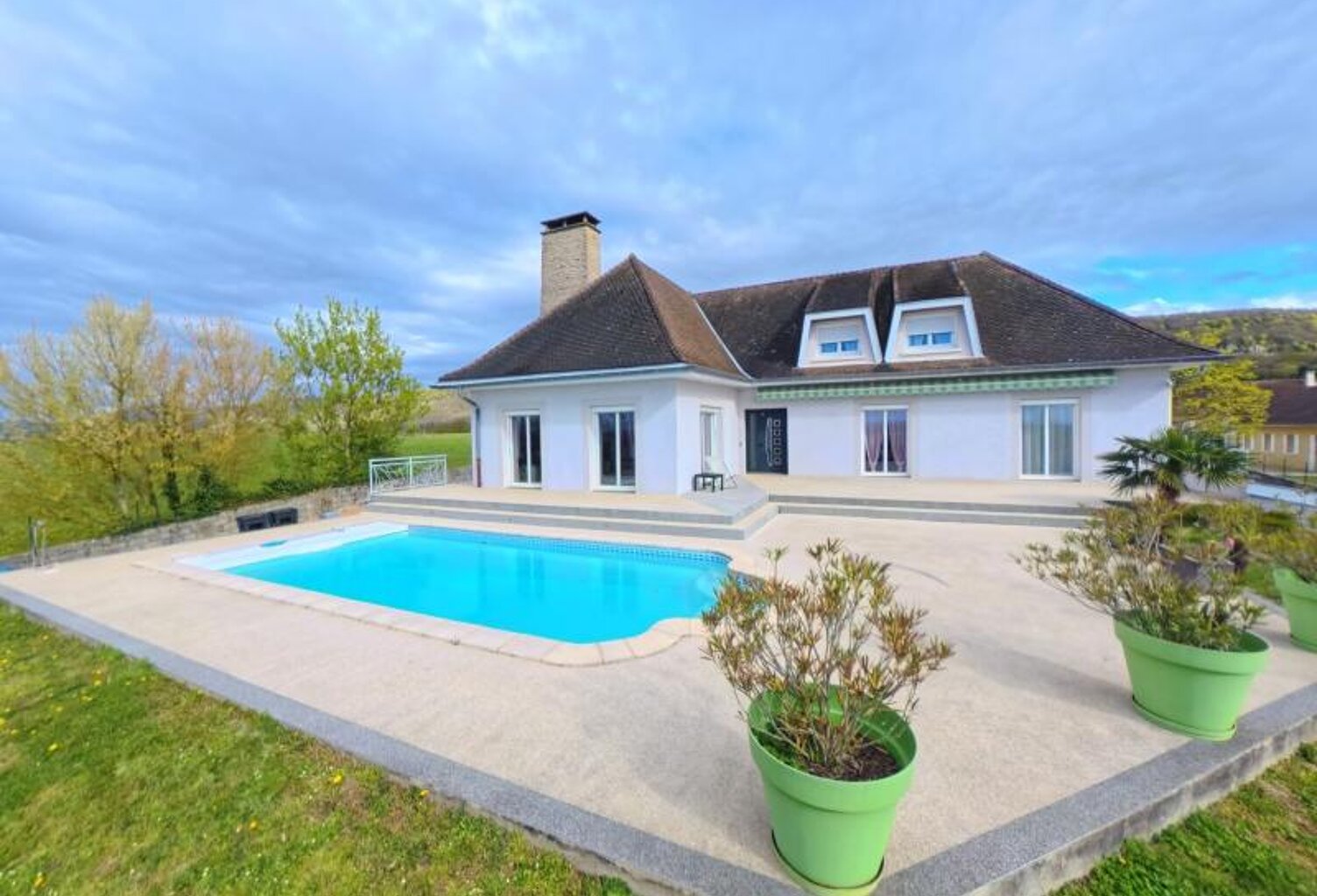 Maison À Vendre - Propriété d’exception à Leyrieu : Volumes, Rénovation de prestige et Vue dominante — photo 1