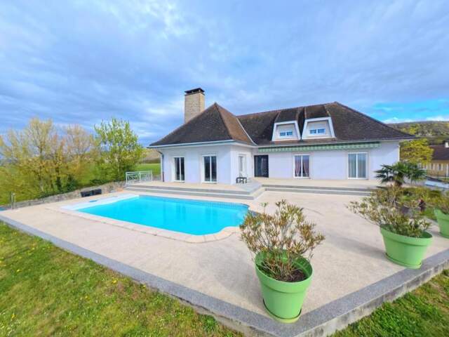 Maison À Vendre - Propriété d’exception à Leyrieu : Volumes, Rénovation de prestige et Vue dominante — photo du bien
