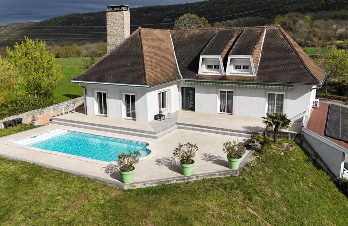 Maison À Vendre - Propriété d’exception à Leyrieu : Volumes, Rénovation de prestige et Vue dominante — photo 2