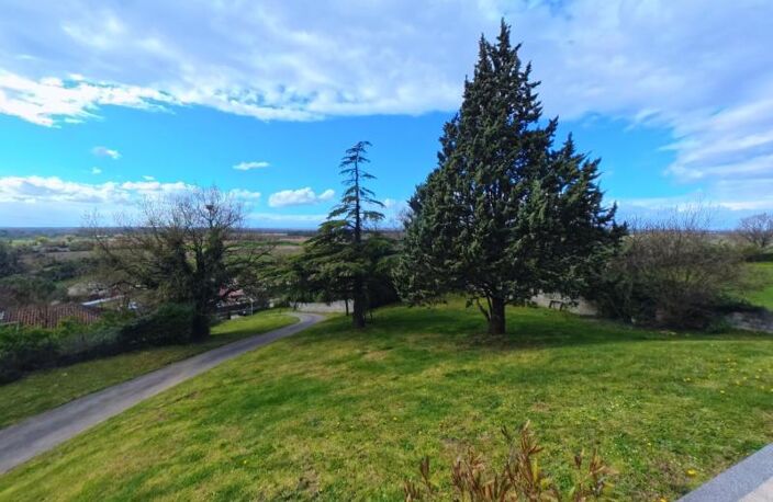 Maison À Vendre - Propriété d’exception à Leyrieu : Volumes, Rénovation de prestige et Vue dominante — photo 3