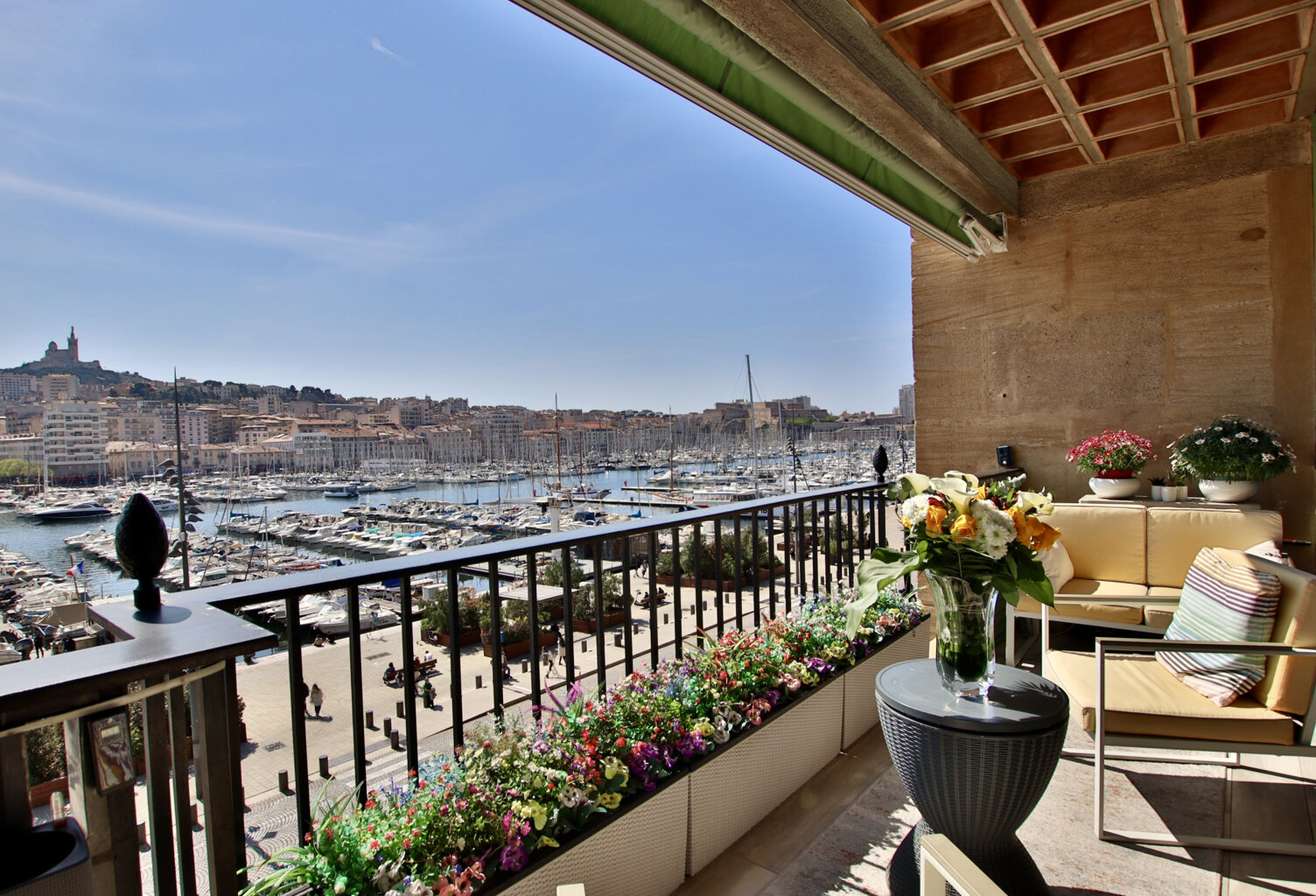 EXCLUSIF : MAGNIFIQUE T2 'POUILLON' sur VIEUX PORT ET BONNE — photo 1