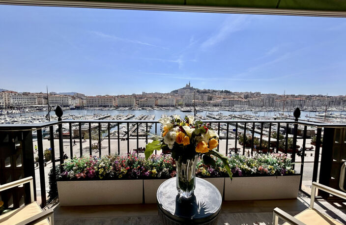EXCLUSIF : MAGNIFIQUE T2 'POUILLON' sur VIEUX PORT ET BONNE — photo 2
