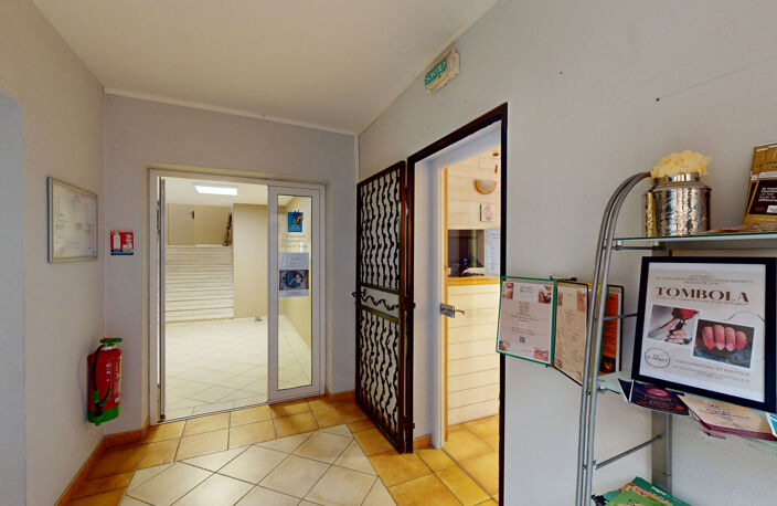 IMMEUBLE AVEC 8 LOCAUX COMMERCIAUX et PROFESSIONNELS — photo 2