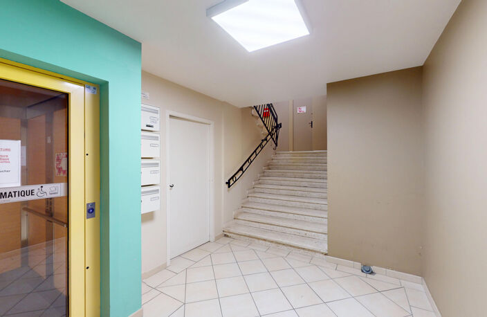 IMMEUBLE AVEC 8 LOCAUX COMMERCIAUX et PROFESSIONNELS — photo 3