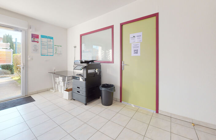 À VENDRE BUREAU SUR DEUX NIVEAUX   BEAUX VOLUMES   FORT POTE — photo 3