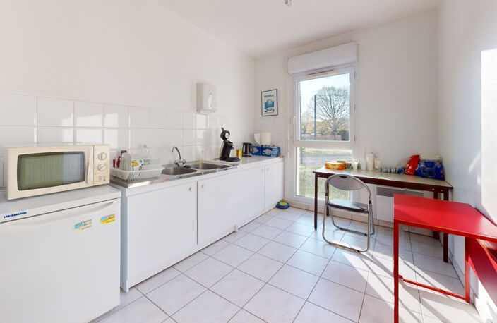 À VENDRE BUREAU SUR DEUX NIVEAUX   BEAUX VOLUMES   FORT POTE — photo 4