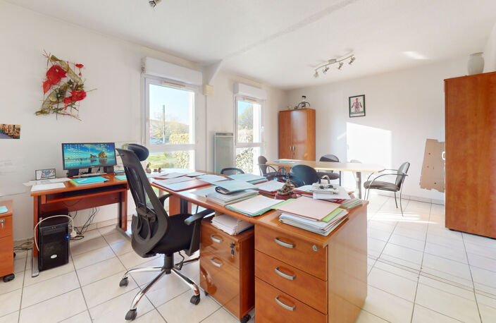 À VENDRE BUREAU SUR DEUX NIVEAUX   BEAUX VOLUMES   FORT POTE — photo 5