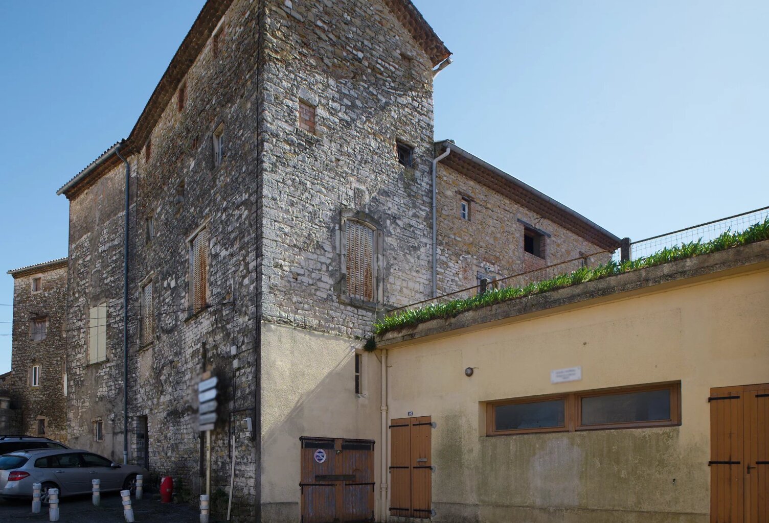 Ensemble immobilier atypique avec travaux, accès facile. — photo 1