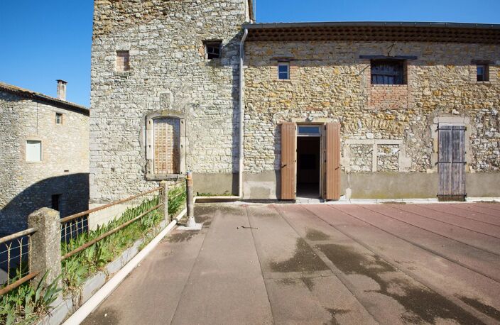 Ensemble immobilier atypique avec travaux, accès facile. — photo 3
