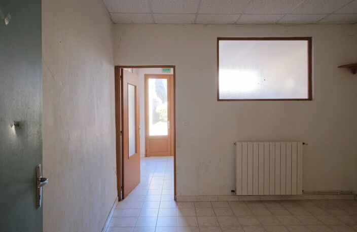 Ensemble immobilier atypique avec travaux, accès facile. — photo 4
