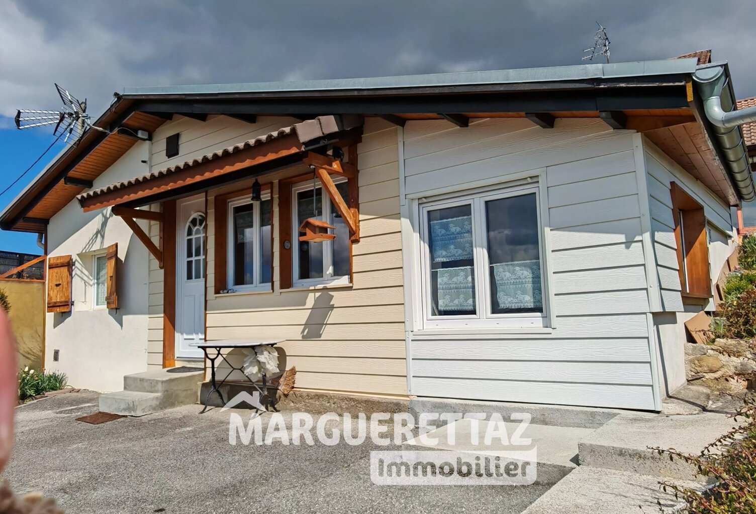 CRANVES-SALES - Maison T2 - Terrain — photo 1