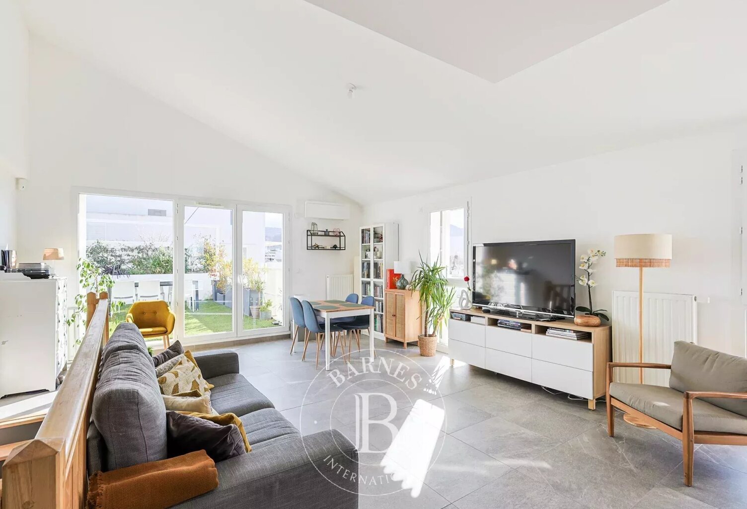 VENTE - MARSEILLE 13008  - DERNIER ETAGE - TERRASSE — photo 1