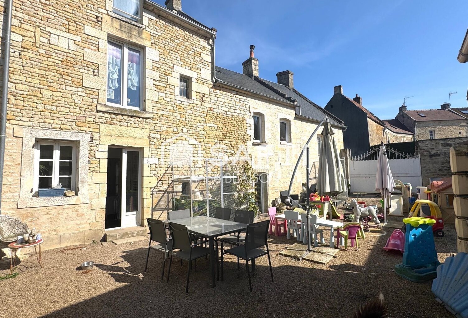 Elegance et cachet en pierre à Reviers — photo 1