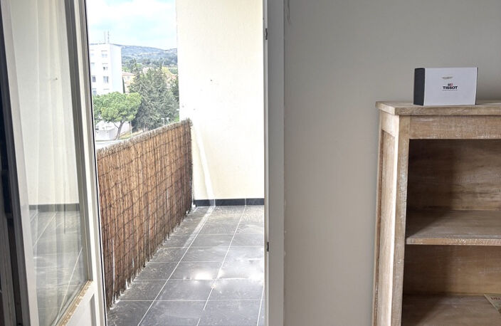 Appartement rénové, 2 chambres, 72 m2, dernier étage — photo 2