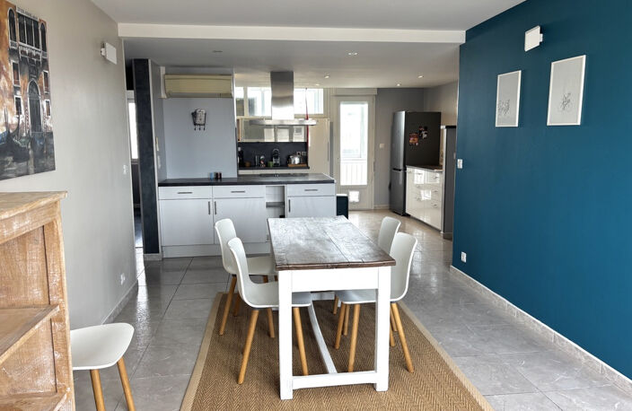 Appartement rénové, 2 chambres, 72 m2, dernier étage — photo 3