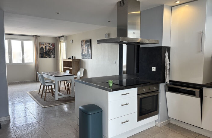 Appartement rénové, 2 chambres, 72 m2, dernier étage — photo 4
