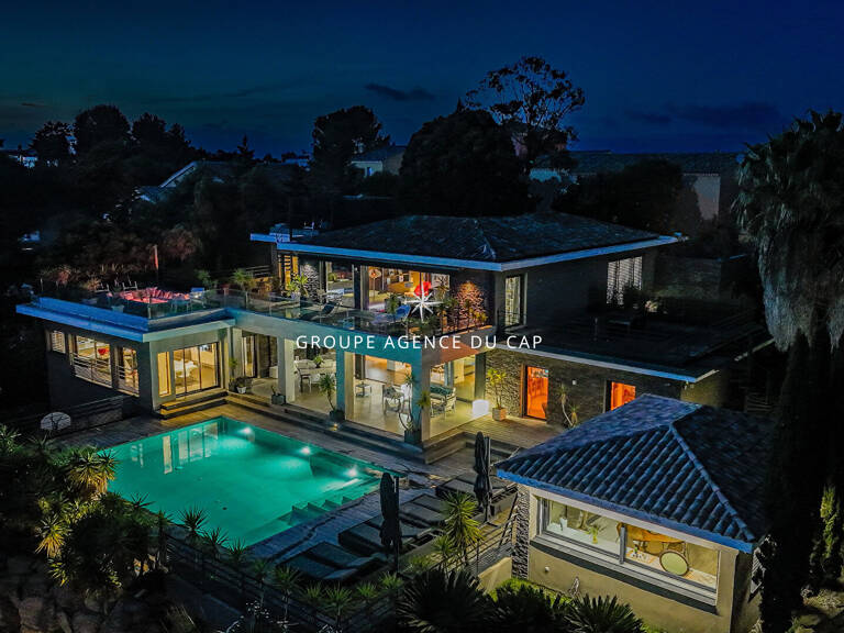 Villa d'exception à vendre à ST RAPHAEL avec vue mer. — photo 1