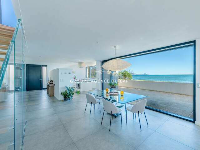 VILLA PIEDS DANS L'EAU SAINT AYGULF - 7 pièce(s) - 238 m2 — photo du bien