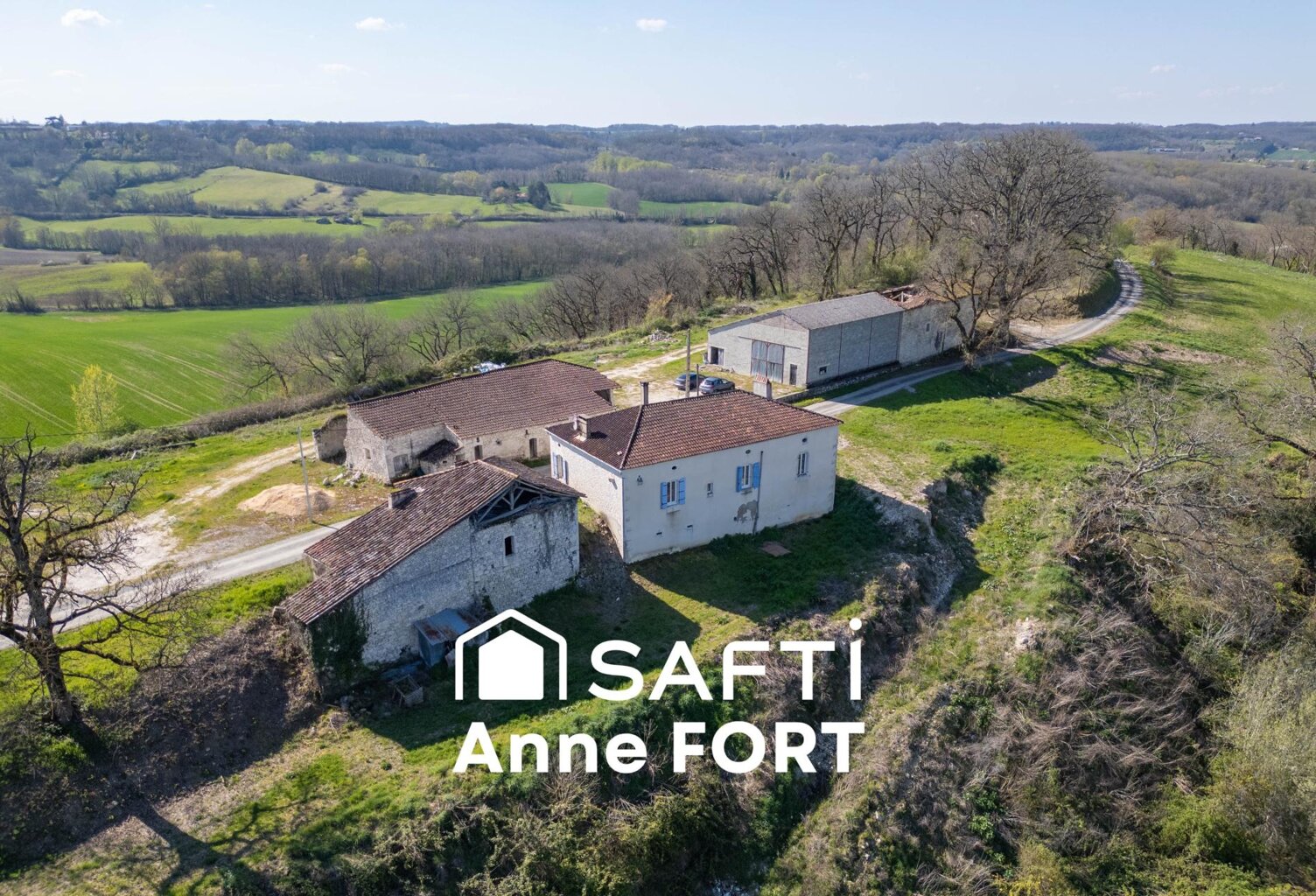Ferme en pierre à rénover d'environ 132 m2 avec trois dépendances et terrain de 2500 m2 — photo 1