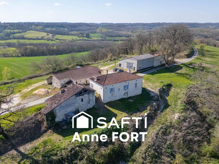 Ferme en pierre à rénover d'environ 132 m2 avec trois dépendances et terrain de 2500 m2 — photo 1