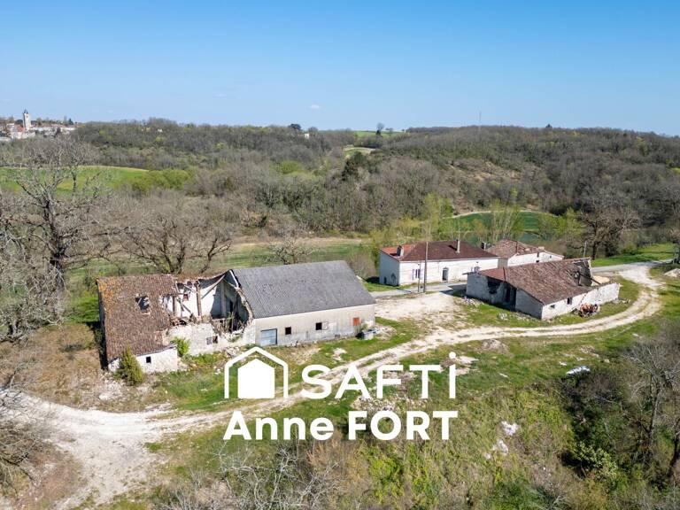 Ferme en pierre à rénover d'environ 132 m2 avec trois dépendances et terrain de 2500 m2 — photo 1