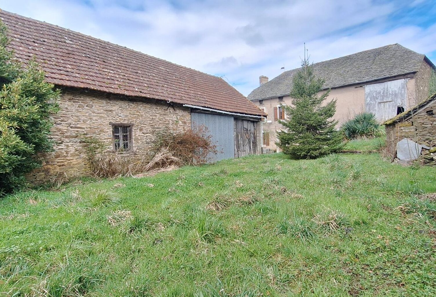 Maison en pierres de 91 m², avec dependances — photo 1