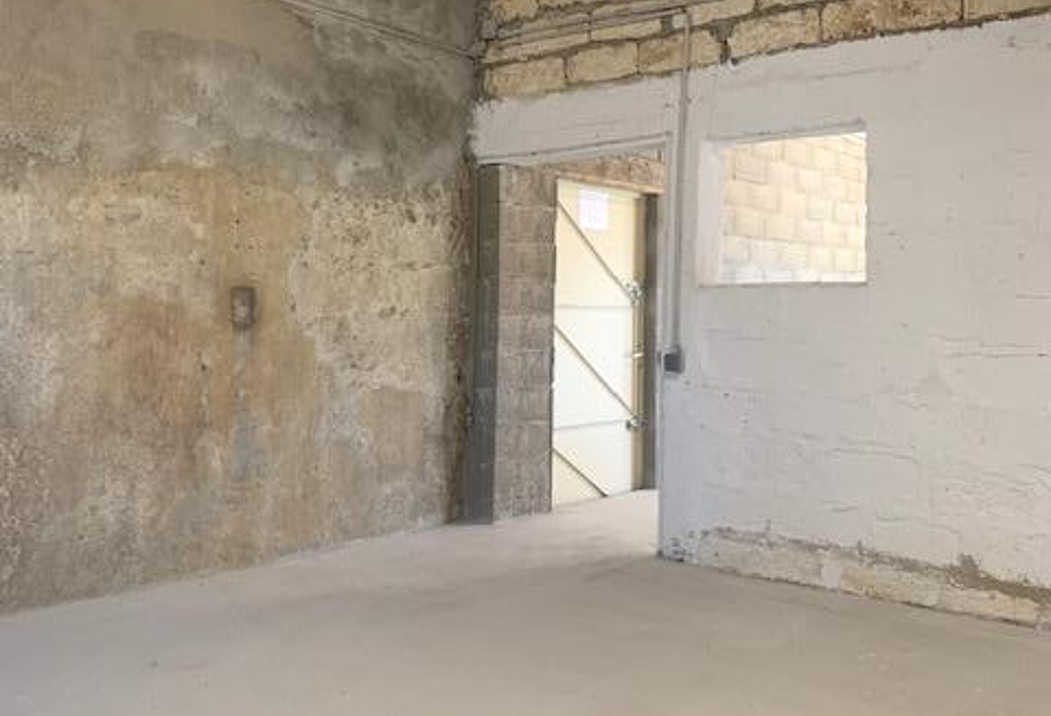 Box d'environ 42m2 aux Garrigues — photo 1