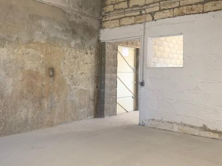 Box d'environ 42m2 aux Garrigues — photo 1
