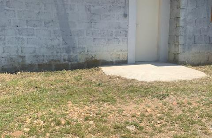 Box d'environ 42m2 aux Garrigues — photo 4