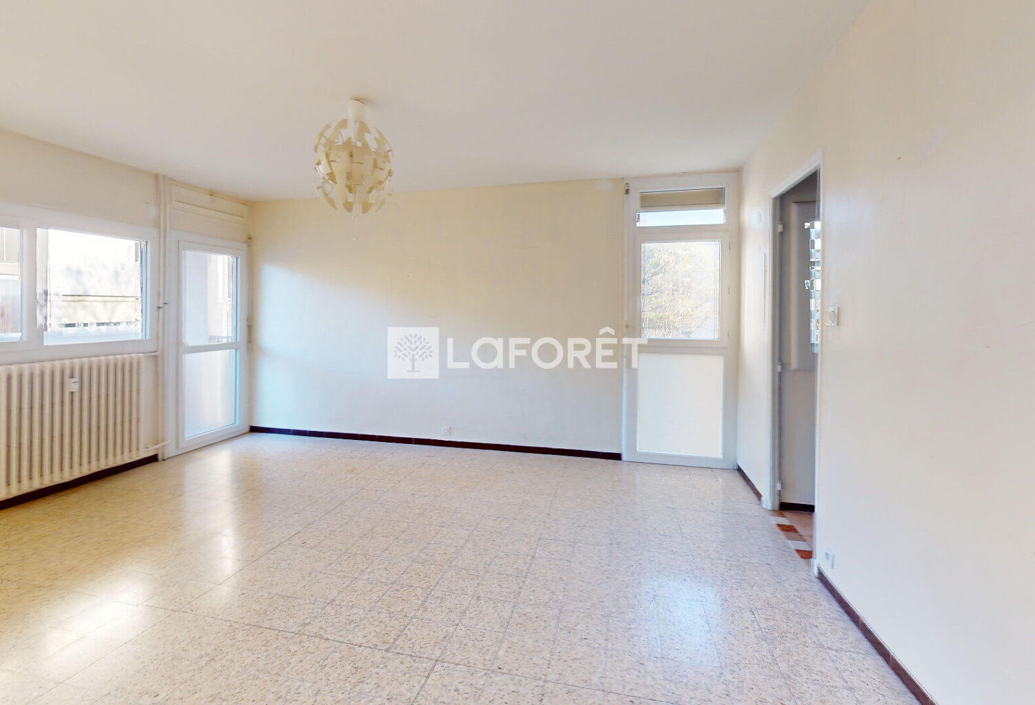 SALON-DE-PROVENCE  T4 75 m² - 3 CHAMBRES - BALCON - CAVE - PARKING - RÉSIDENCE SÉCURISÉE - DPE C — photo 1