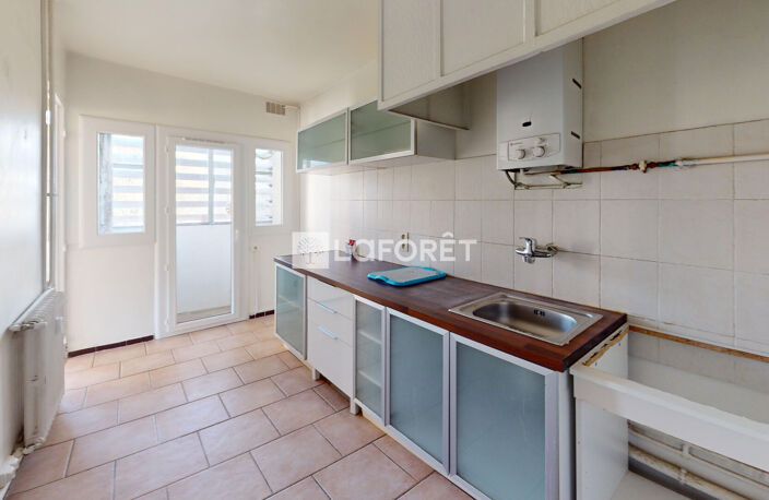 SALON-DE-PROVENCE  T4 75 m² - 3 CHAMBRES - BALCON - CAVE - PARKING - RÉSIDENCE SÉCURISÉE - DPE C — photo 3