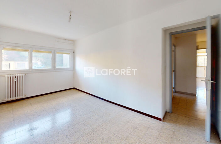 SALON-DE-PROVENCE  T4 75 m² - 3 CHAMBRES - BALCON - CAVE - PARKING - RÉSIDENCE SÉCURISÉE - DPE C — photo 4
