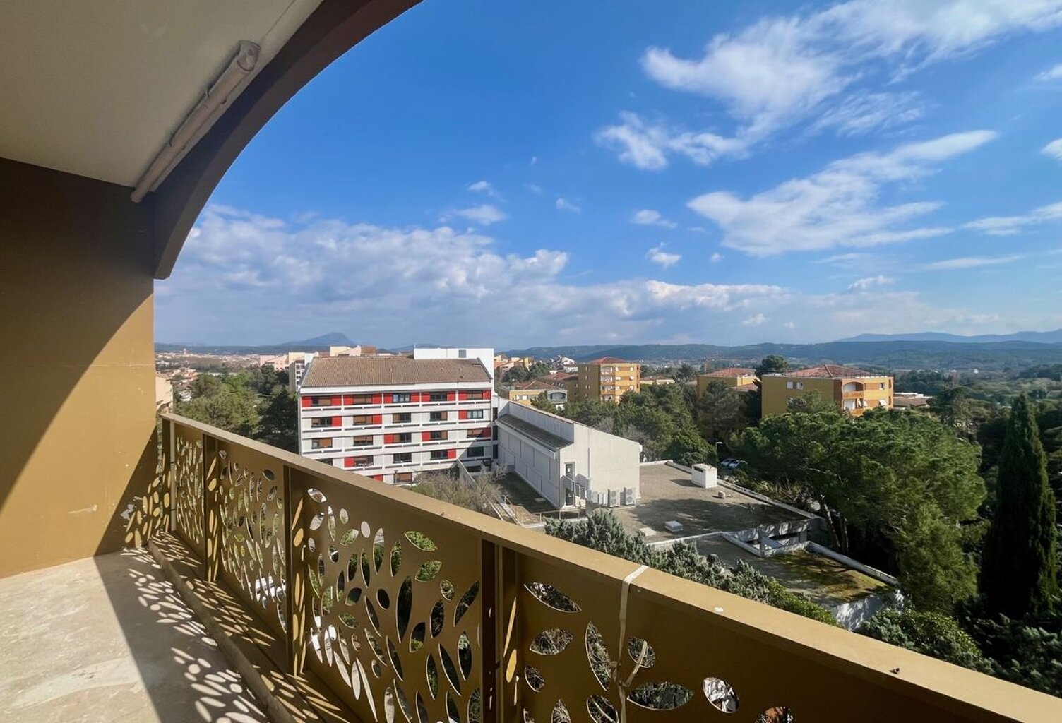 E3032C102L Rare à la vente T5 de 100m² au 4ième et dernier étage sans ascenseur lumineux entièrement rénové aix ouest proche commodités — photo 1