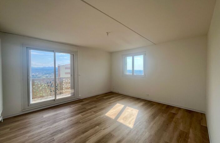 E3032C102L Rare à la vente T5 de 100m² au 4ième et dernier étage sans ascenseur lumineux entièrement rénové aix ouest proche commodités — photo 2
